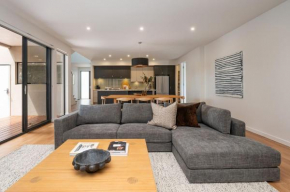 Aura Family Home by the Bay